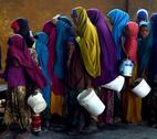 Drought Threatens Famine in Somalia A severe drought is threatening famine in Somalia, where the UN estimates 5.5 million people at risk.
Young girls line up at a feeding centre in Mogadishu.
UN Photo/Tobin Jones
09 March 2017
Mogadishu, Somalia